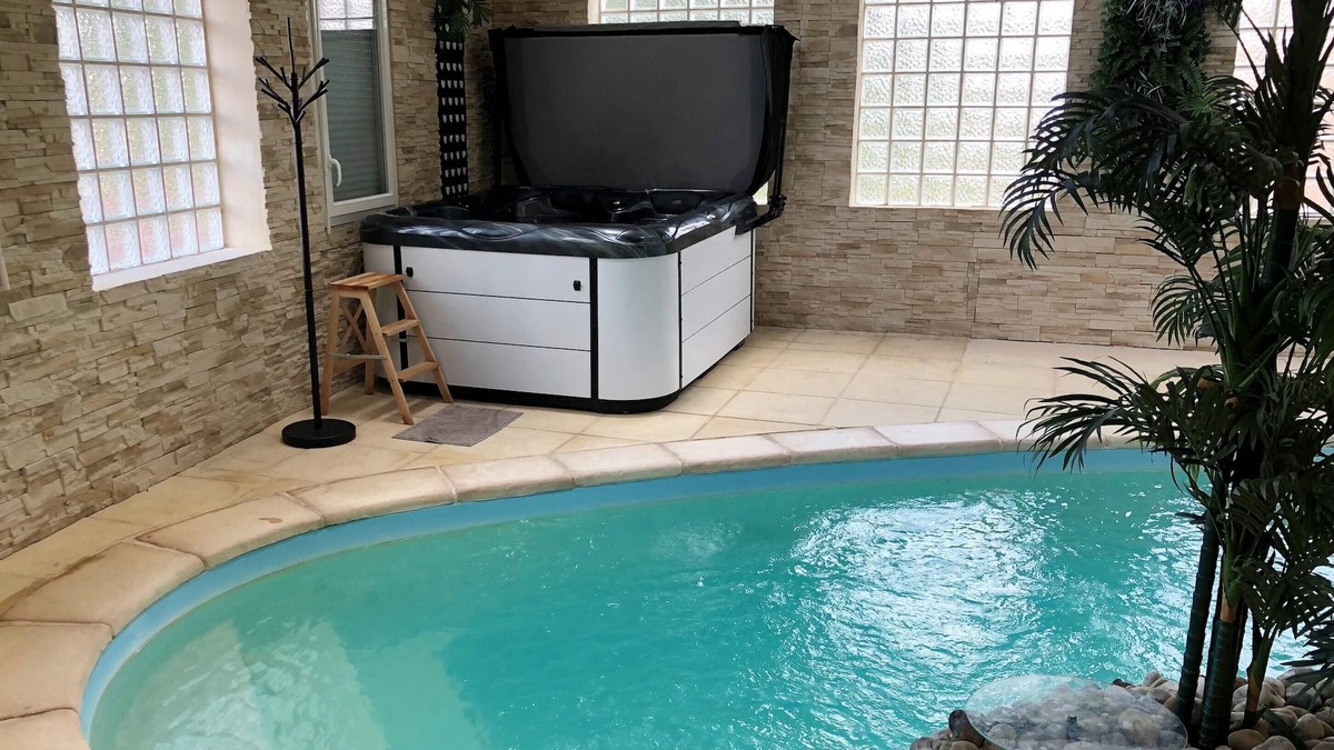 Villemeux-sur-Eure Villa | Homerez - Amazing villa for 8 ppl. with swimming-pool, sauna, jacuzzi and garden
