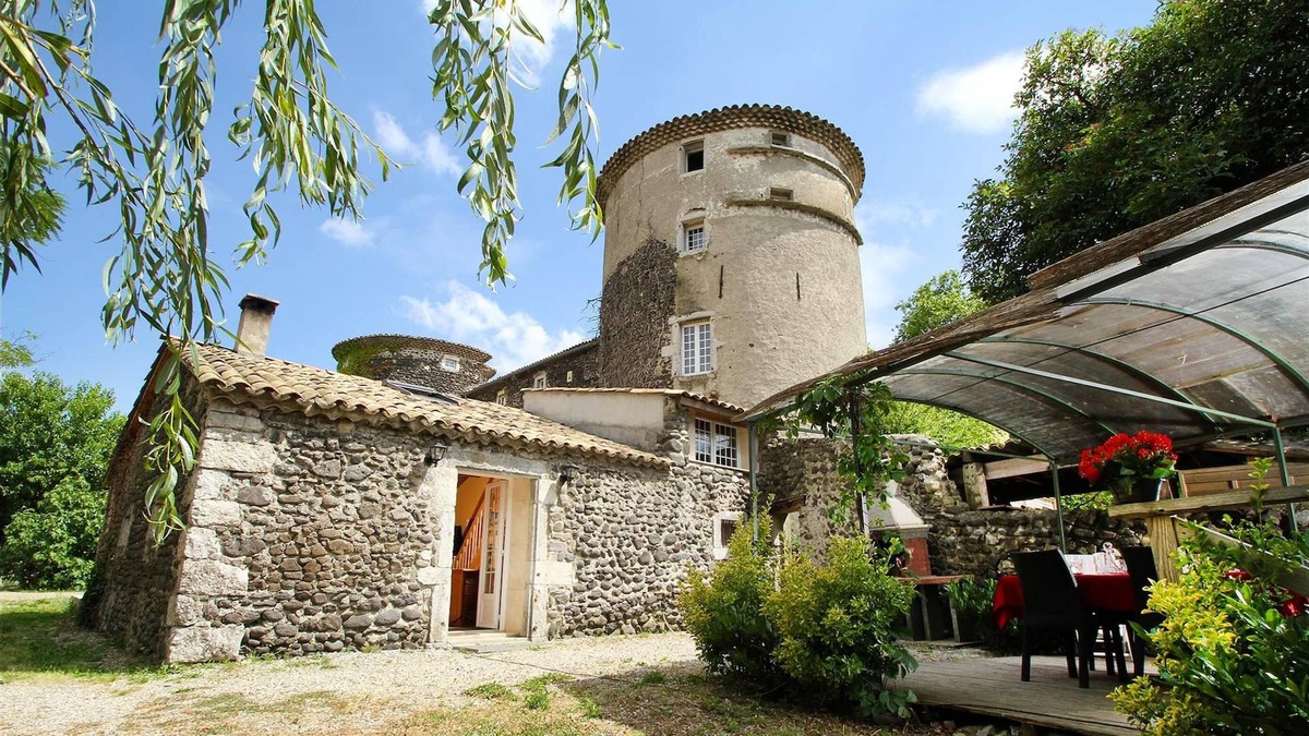 Chomerac House | Homerez - Amazing house for 8 ppl. with shared pool and terrace at Chomérac