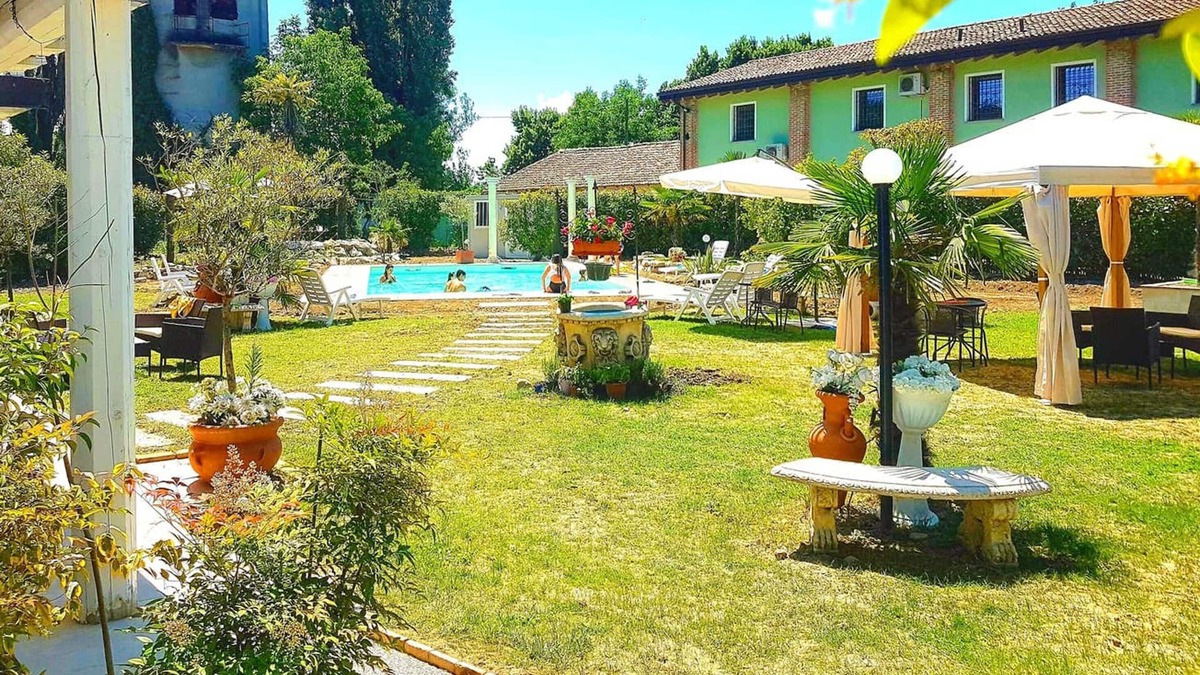 Gragnano Trebbiense Apartment | Homerez - Amazing studio for 4 ppl. with shared pool and balcony at Gragnano