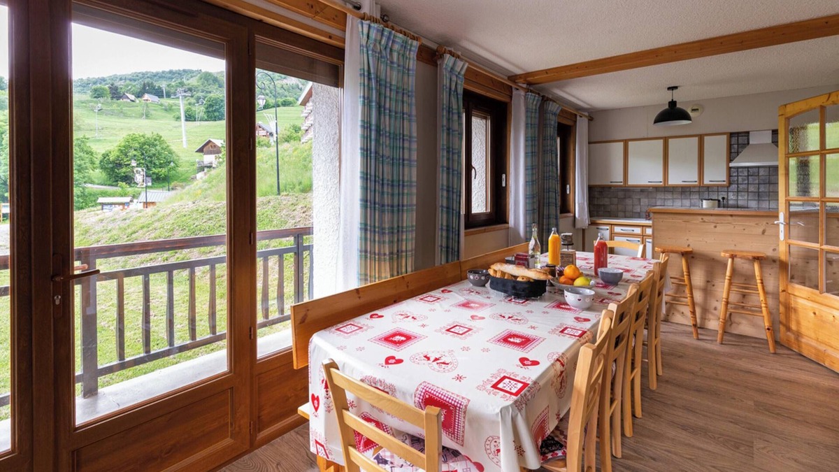 Saint-Sorlin-d'Arves Apartment | Homerez - Apartment in Saint-Sorlin-d'Arves