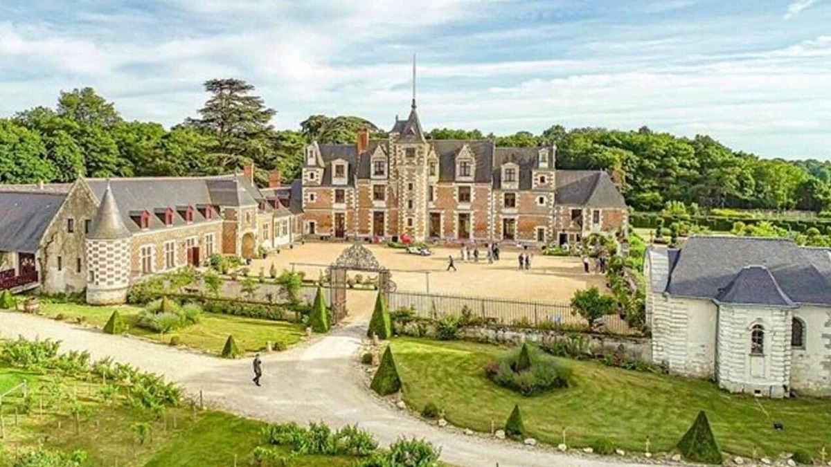 Vernou-sur-Brenne Apartment | Homerez - Apartment in Vernou-sur-Brenne