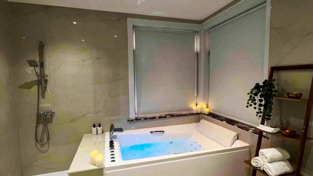Koekelberg Apartment | Homerez - Appartement for 4 ppl. with jacuzzi and balcony at Koekelberg