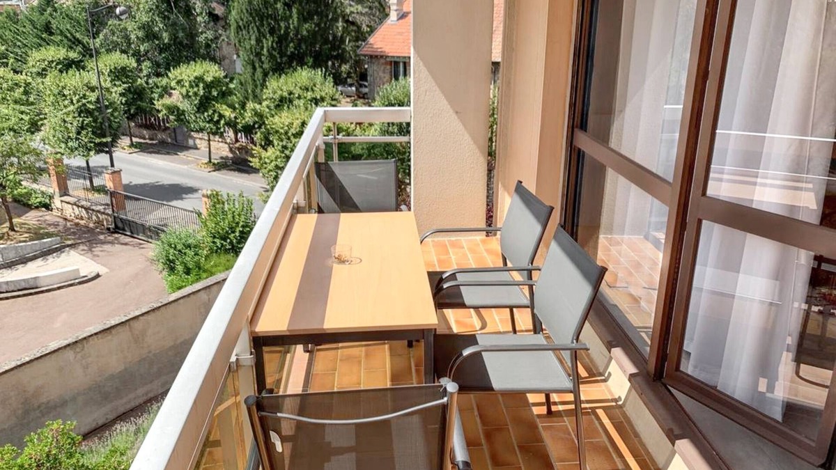 Melun Apartment | Homerez - Apt in Melun with balcony