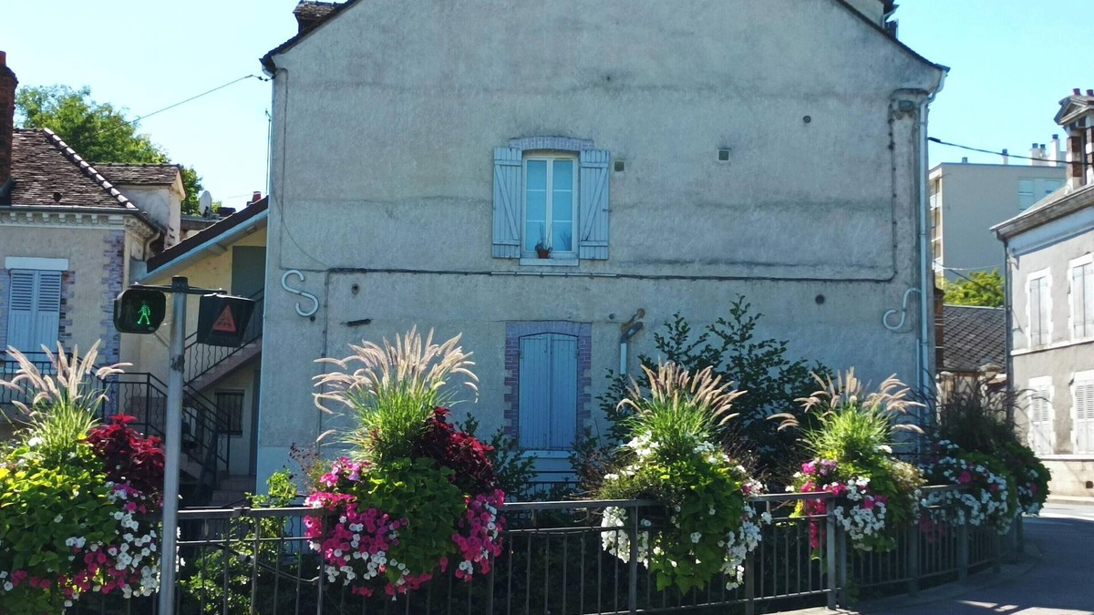 Montargis Apartment | Homerez - Apt Montargis, lake view, parking