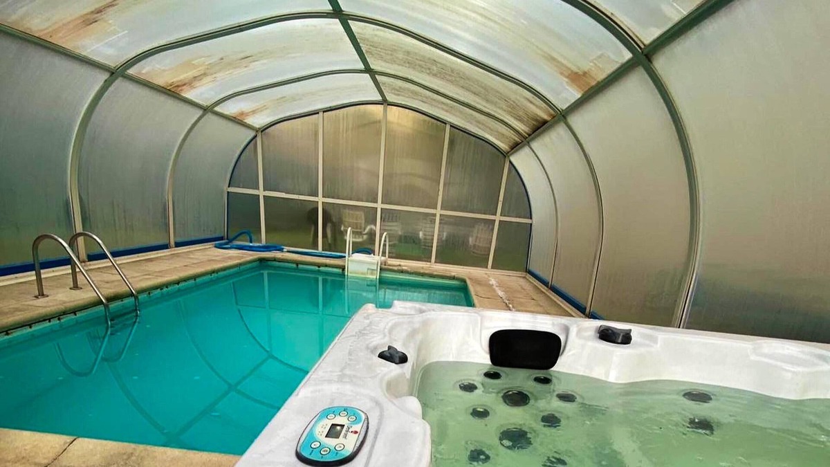 Palazuelos de Eresma Villa | Homerez - Big villa for 14 ppl. with swimming-pool, jacuzzi, garden and terrace
