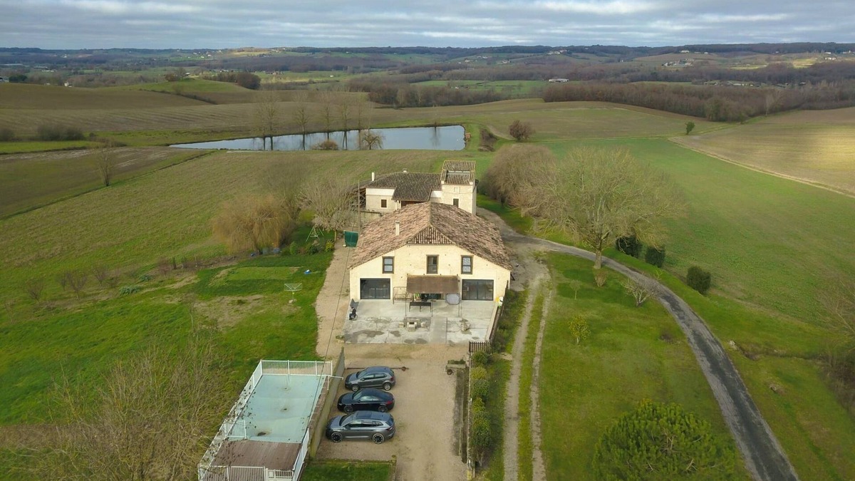 Montpezat-de-Quercy Villa | Homerez - Big villa for 14 ppl. with swimming-pool at Montpezat-de-Quercy