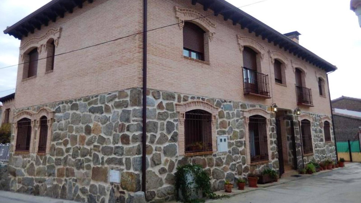 Cenicientos House | Homerez - Big house for 16 ppl. with terrace and balcony at Cenicientos