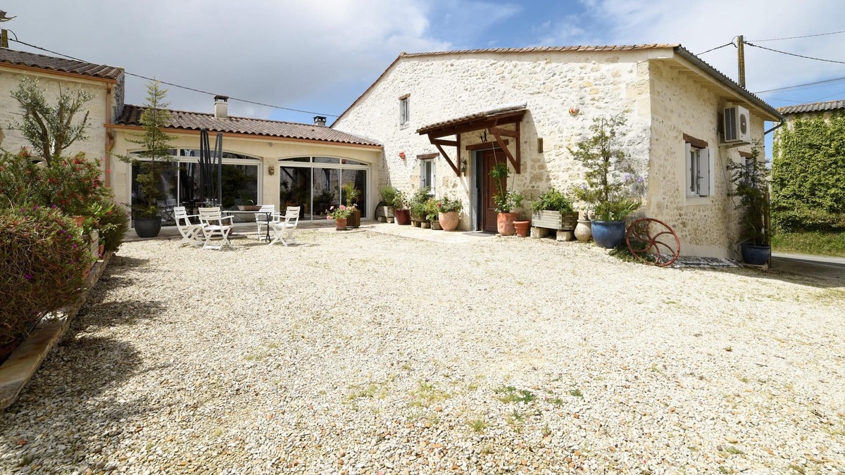 Lorignac House | Homerez - Big house for 20 ppl. with jacuzzi, garden and terrace at Lorignac