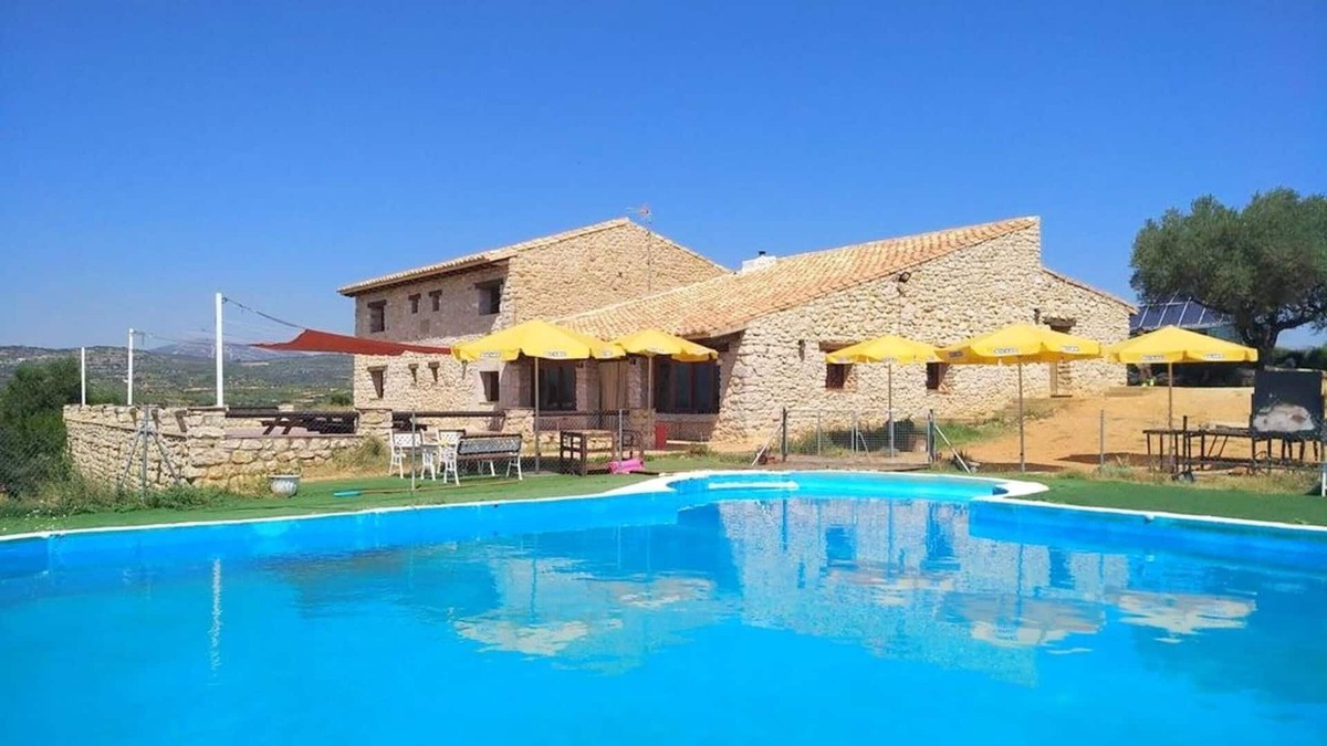 La Salzadella Villa | Homerez - Big villa for 16 ppl. with swimming-pool and garden at La Salzadella