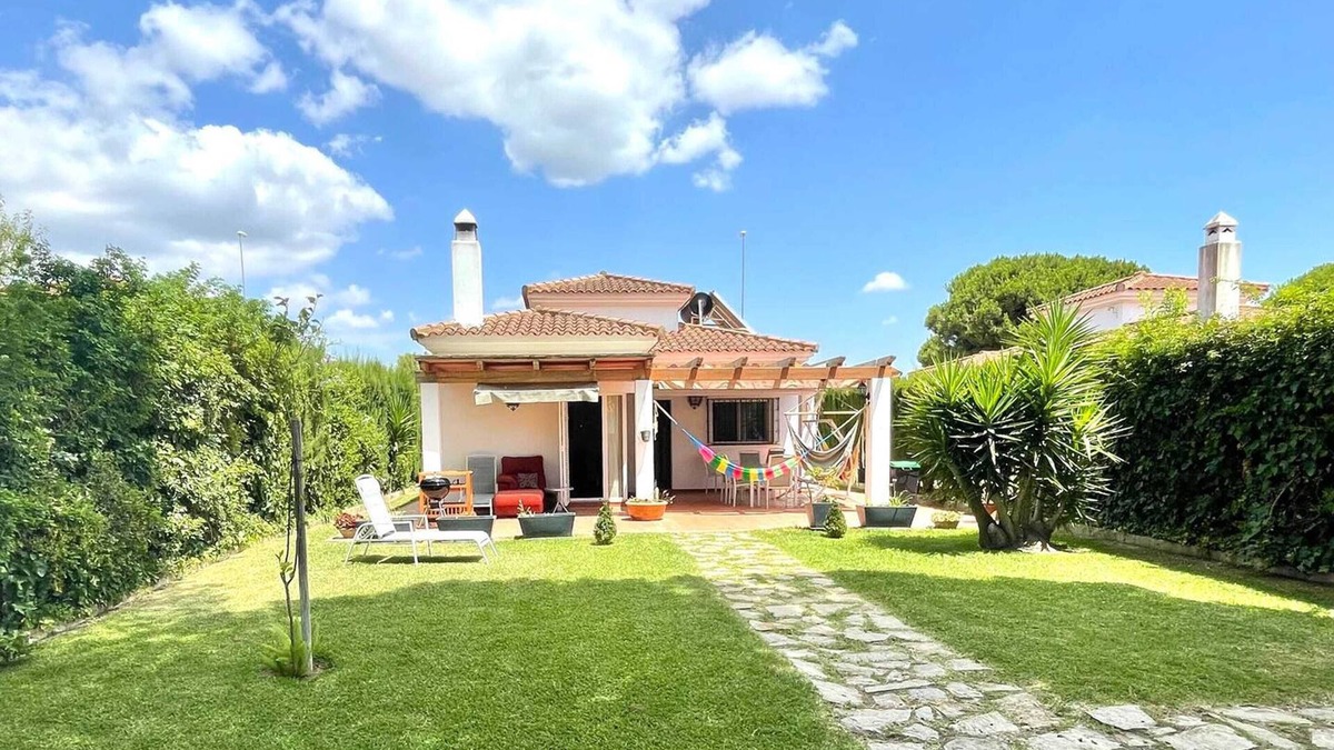 Barrio Nuevo Ski Chalet | Homerez - Chalet Conil de la Frontera