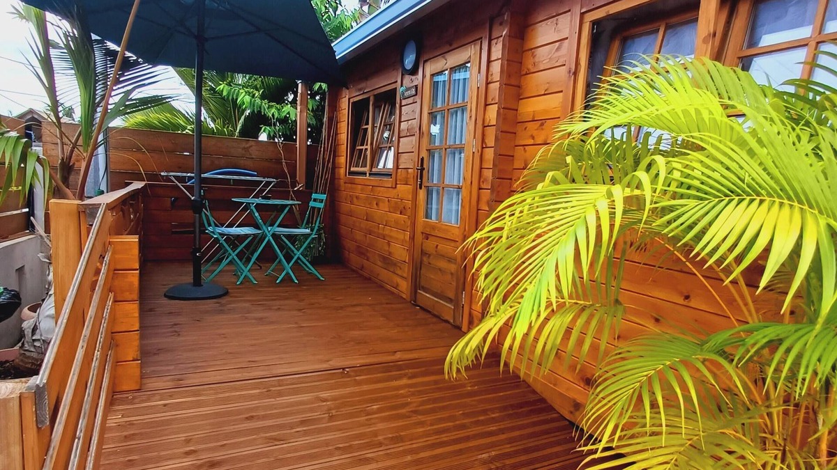 Etang Sale Les Bains Ski Chalet | Homerez - Chalet in L'Étang-Salé