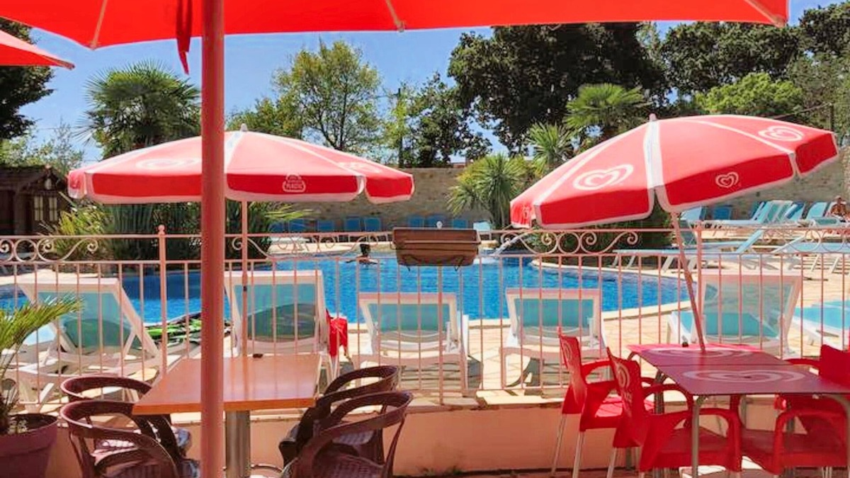La Baule-Escoublac House | Homerez - Charming Bungalow with Pool in La Baule, 40 m²