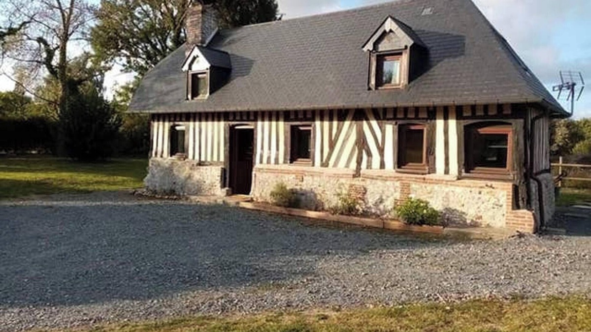 Le Theil-en-Auge House | Homerez - Charming House in Le Theil-en-Auge with Fireplace