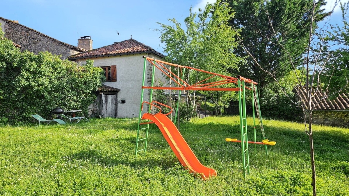 Peyrusse-le-Roc House | Homerez - Charming House Peyrusse le Roc, Garden
