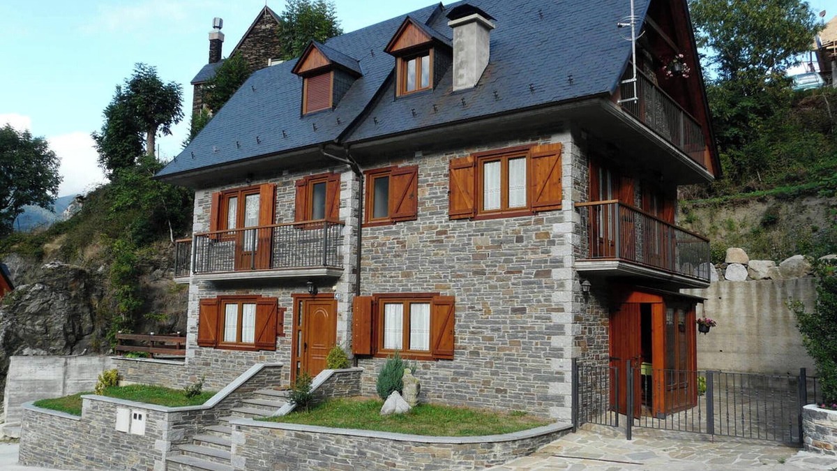 Vielha e Mijaran Ski Chalet | Homerez - Charming Chalet in Viella with Mountain View