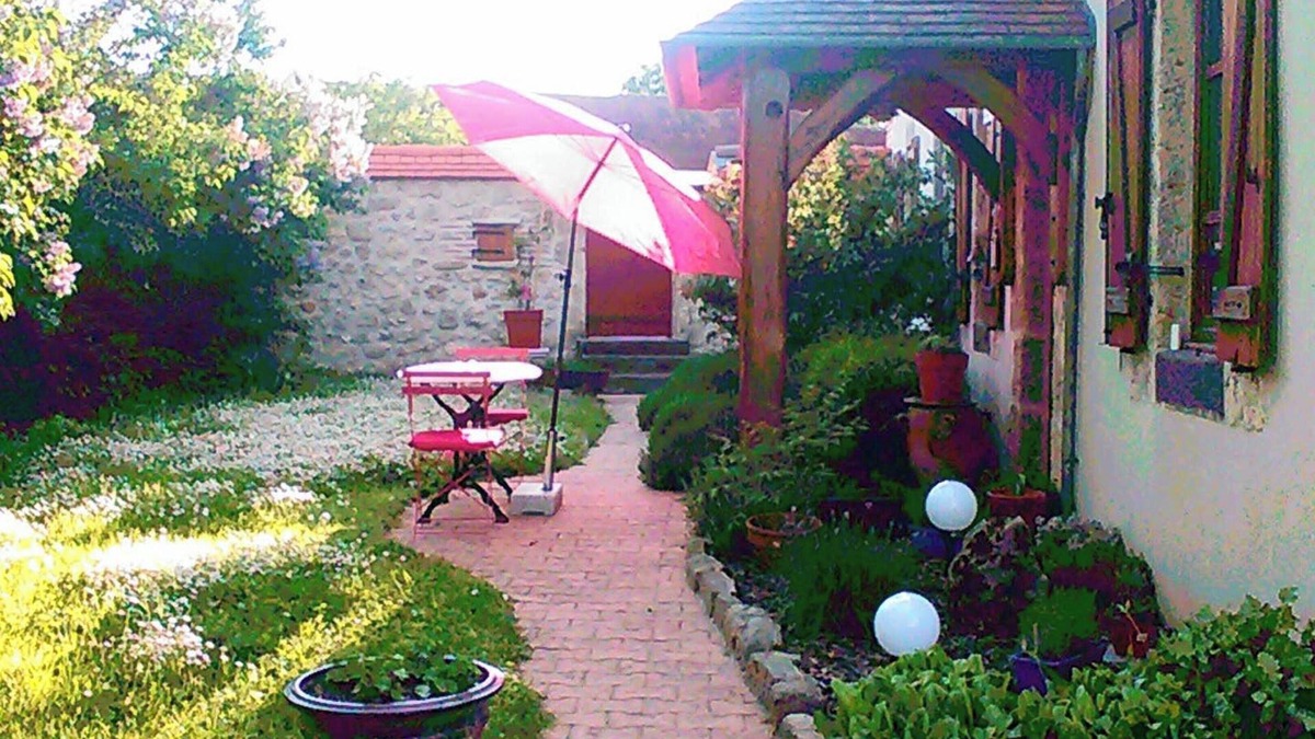 Montoldre House | Homerez - Charming House in Montoldre, Garden