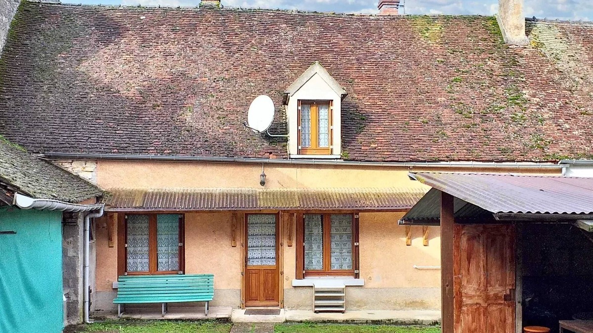 Pousseaux House | Homerez - Charming House in Pousseaux with Large Garden