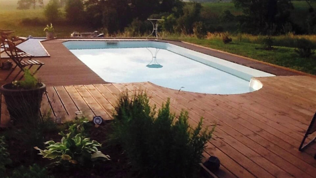 Chateney House | Homerez - Charming House in Châteney with Shared Pool