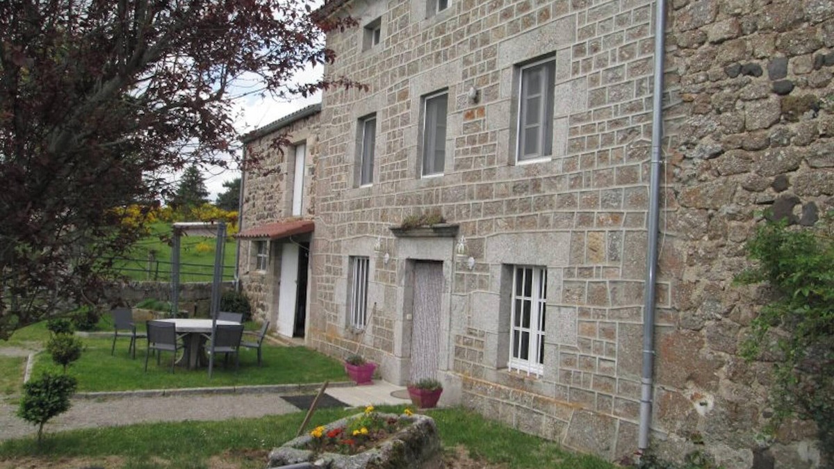 Cubelles House | Homerez - Charming House in Cubelles with Mountain View