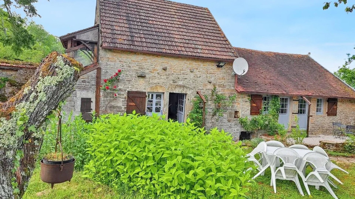 Eguilly House | Homerez - Charming House in Eguilly - Garden and Terrace