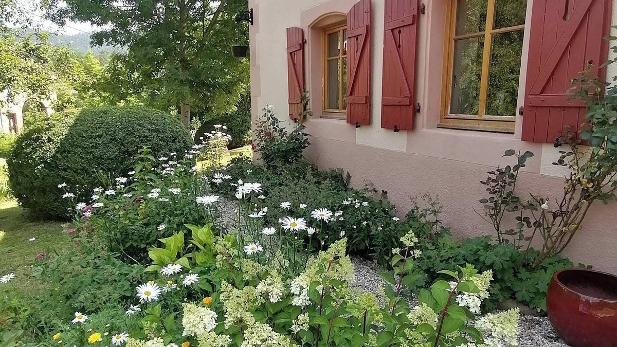 Taintrux House | Homerez - Charming house in Taintrux village with garden