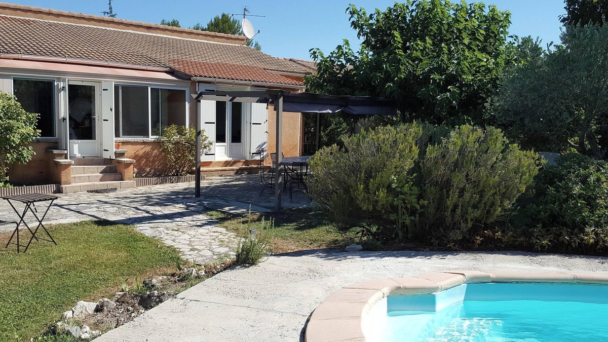 Velleron House | Homerez - Charming House with Private Pool in Velleron