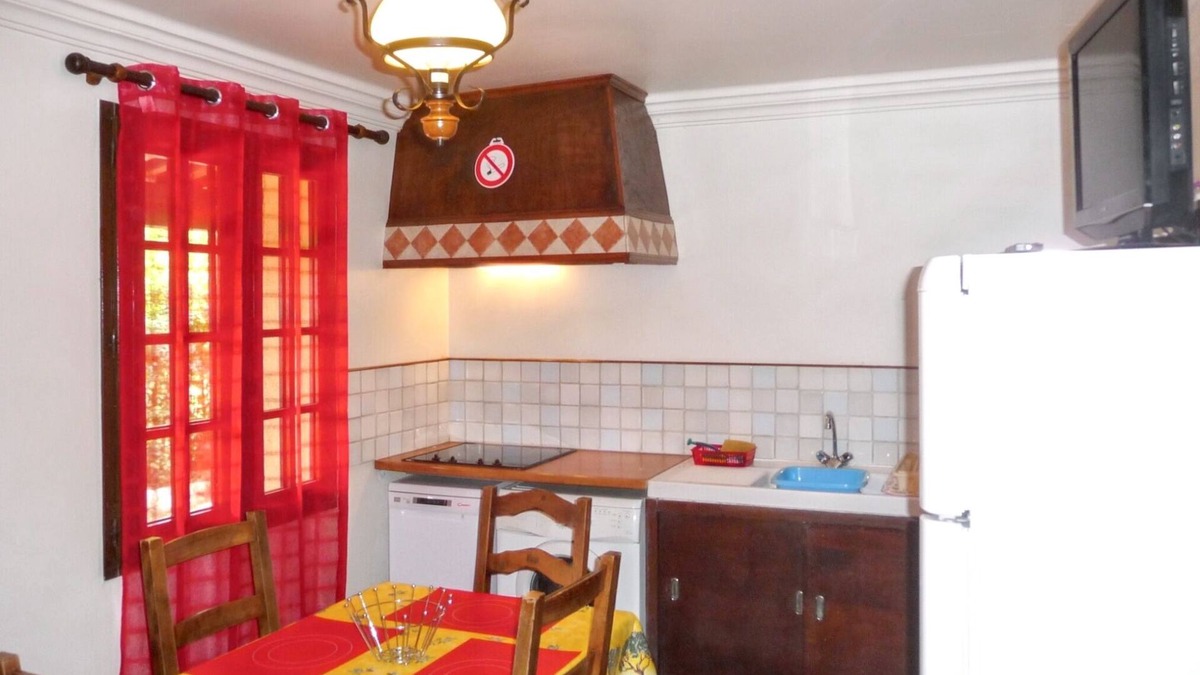 Vidauban Apartment | Homerez - "Charming House in Vidauban with Enclosed Garden"