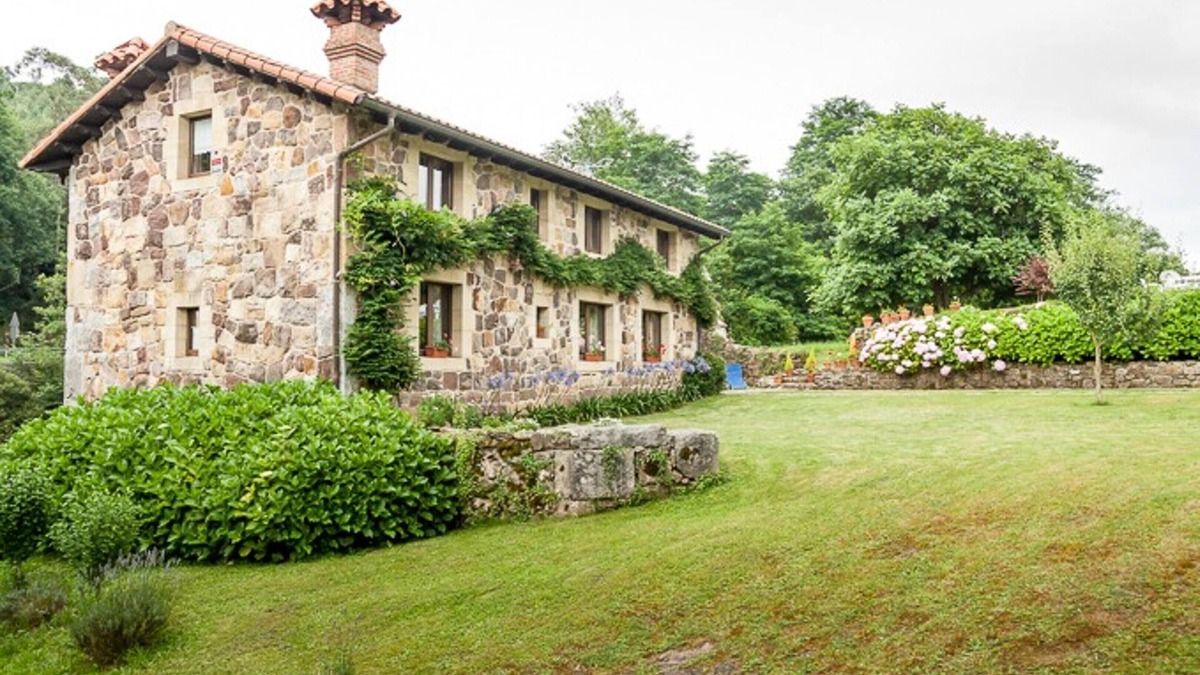 Escobedo de Camargo House | Homerez - Charming House in Calgar with Lake View