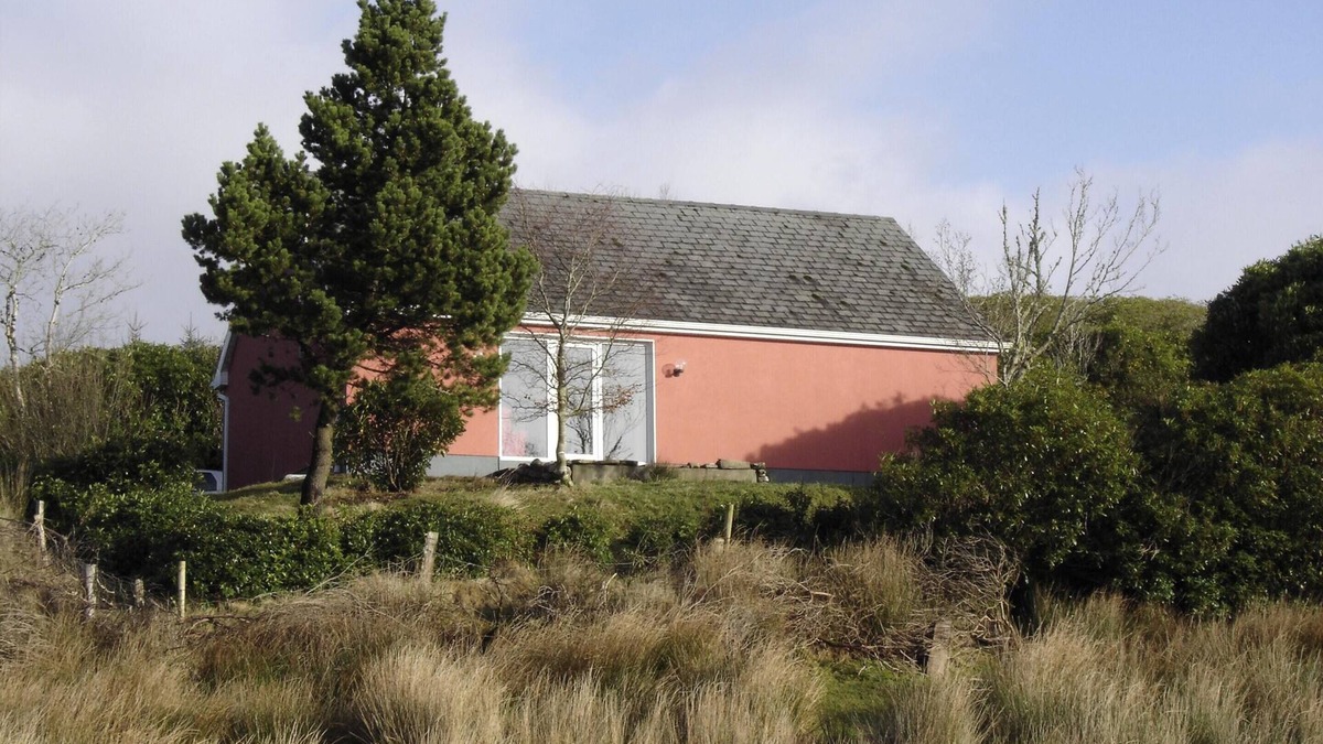 Laghy House | Homerez - Charming House in Laghy with Garden View