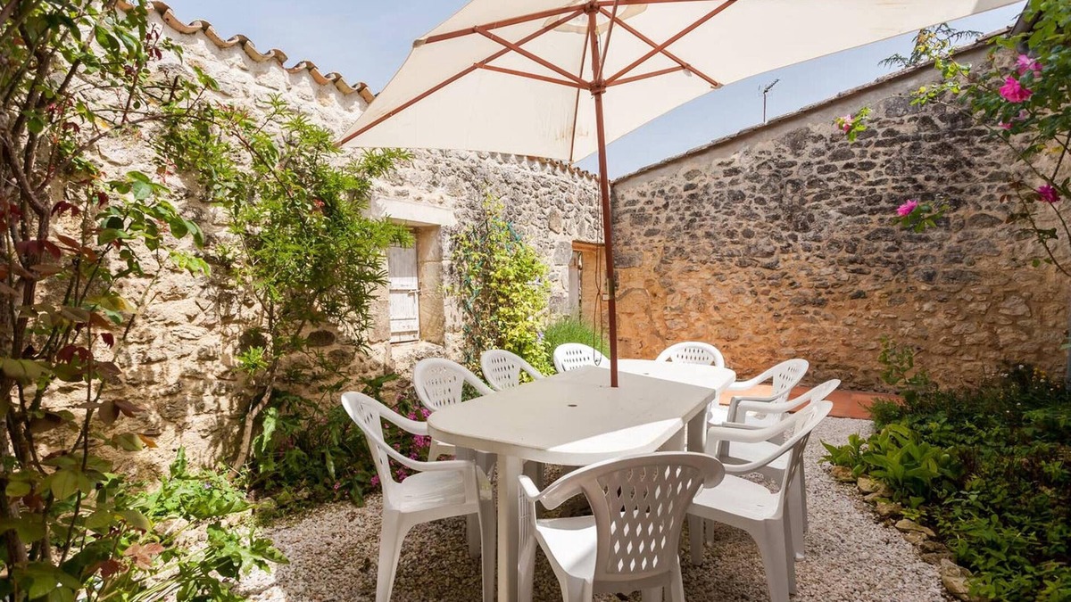 Genissac Villa | Homerez - Charming Villa in Génissac with Fireplace