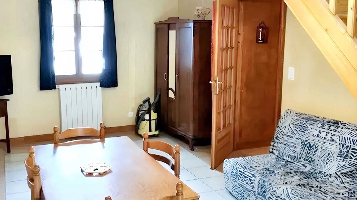 Mesnay Apartment | Homerez - Comfortable Apartment in Mesnay - 70 m² - Private Balcony
