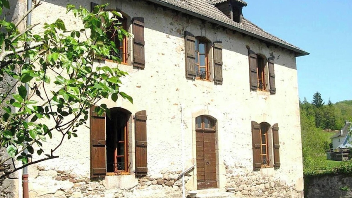 Chataigneraie Cantalienne Apartment | Homerez - Comfortable apartment in Vitrac - 40 m² - Garden view