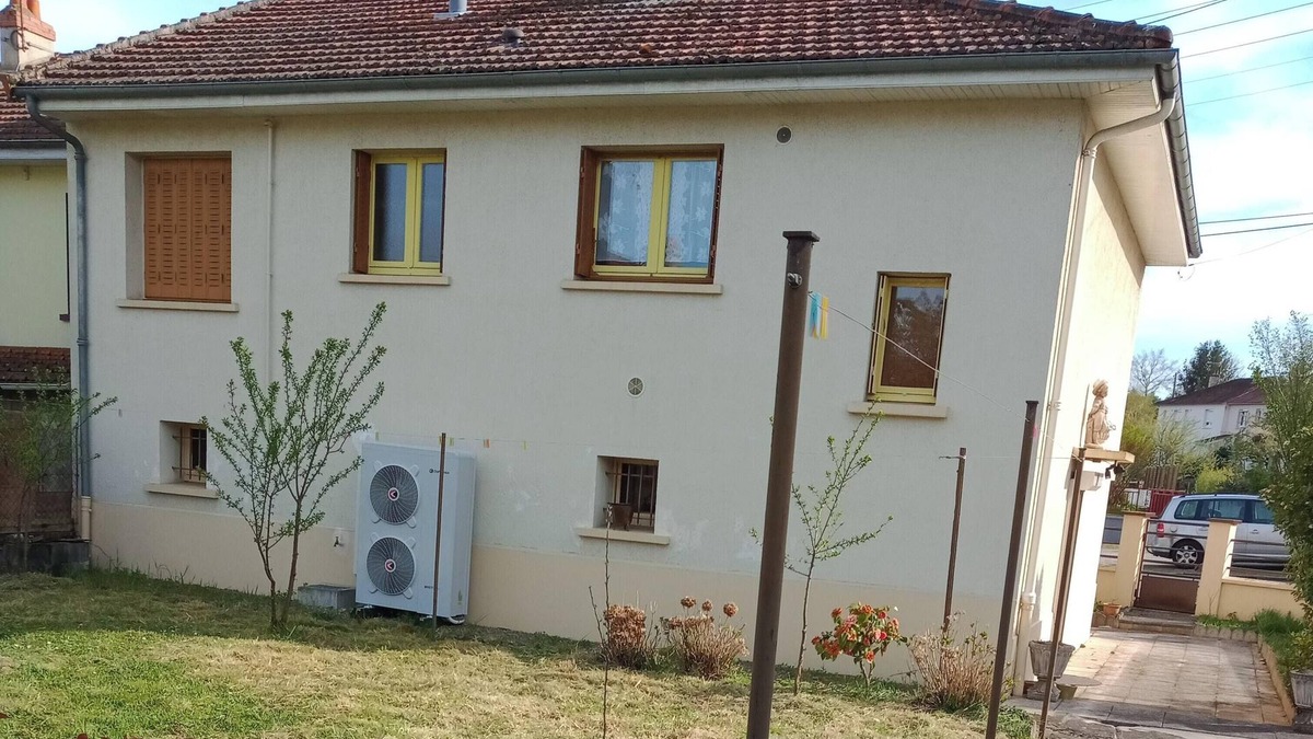 Montlucon House | Homerez - Comfortable house in Montluçon with secluded garden