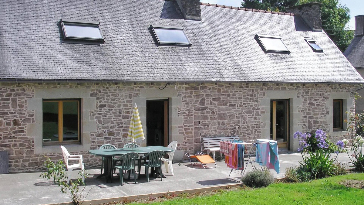 Plehedel House | Homerez - Comfortable house in Plehedel with a fireplace