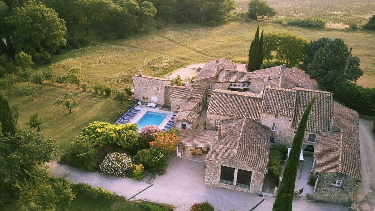 Valaurie House | Homerez - Comfortable house in Valaurie with shared pool
