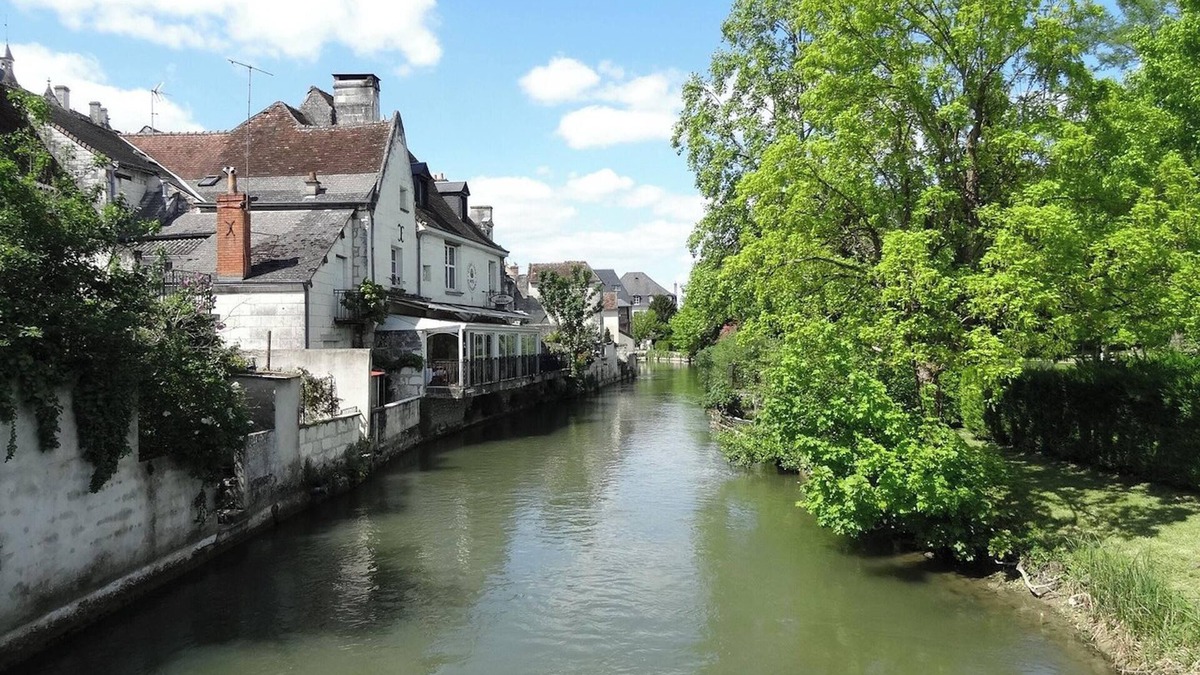 Loches House | Homerez - Comfortable House in Loches + Spacious Garden