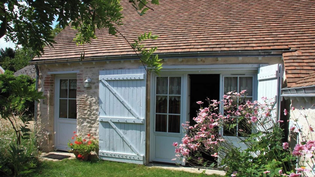 Mardie House | Homerez - Comfortable House with Garden in Mardié + Terrace