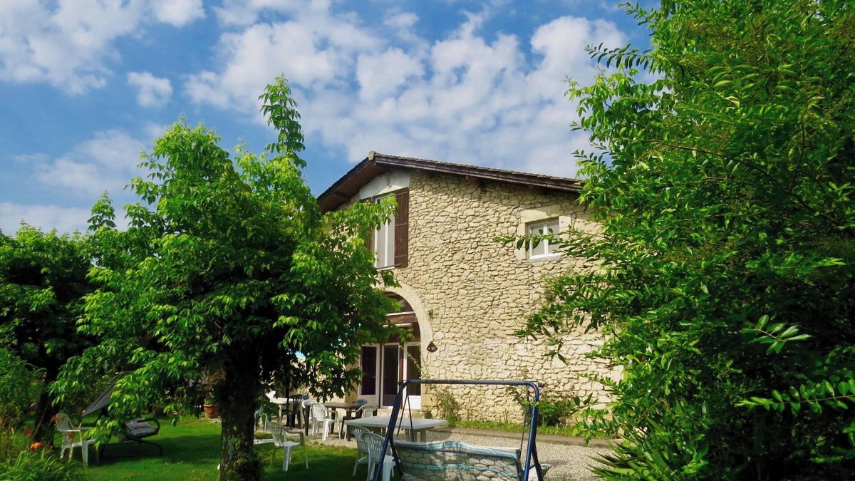 Blaignac Apartment | Homerez - Cosy Apartment in Blaignac with Shared Pool - 55 m²