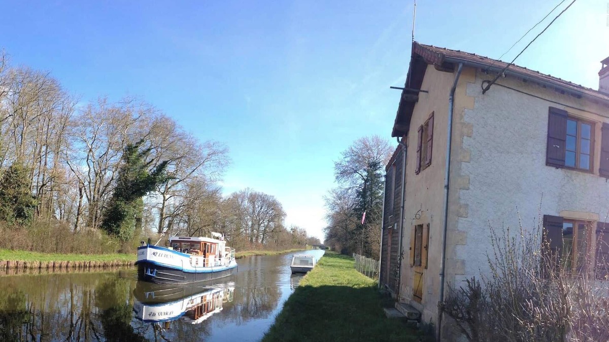 Bourg-le-Comte Apartment | Homerez - Cosy Flat - Bourg-le-Comte