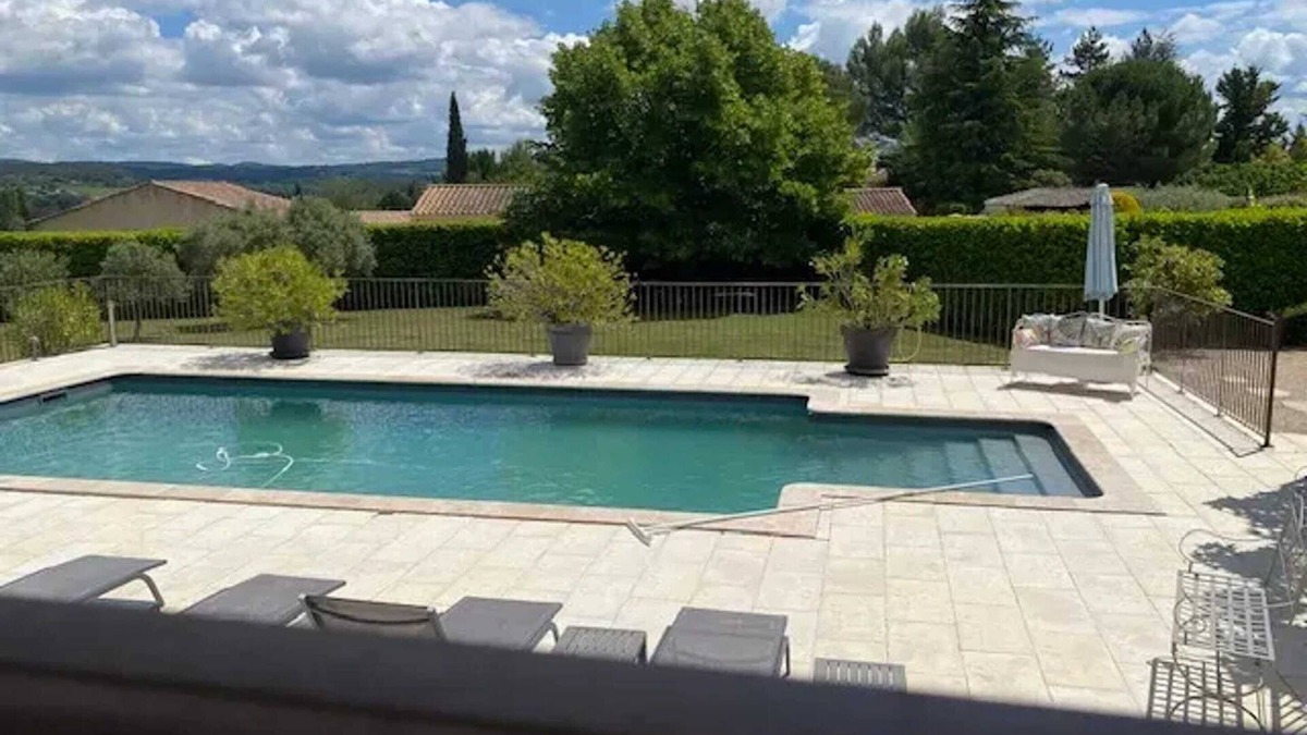 La Tour-d'Aigues Villa | Homerez - Cosy villa La Tour-d'Aigues