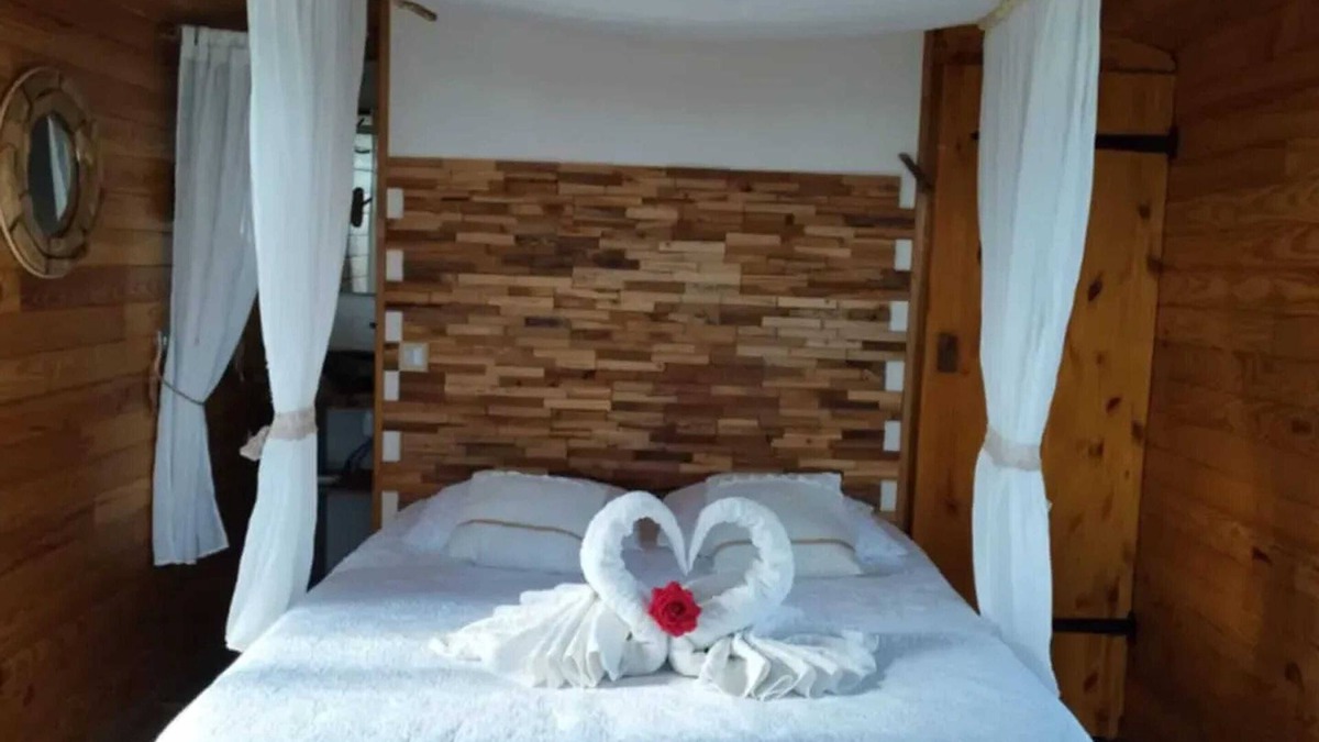 Cabariot House | Homerez - Country caravan with spa in Cabariot