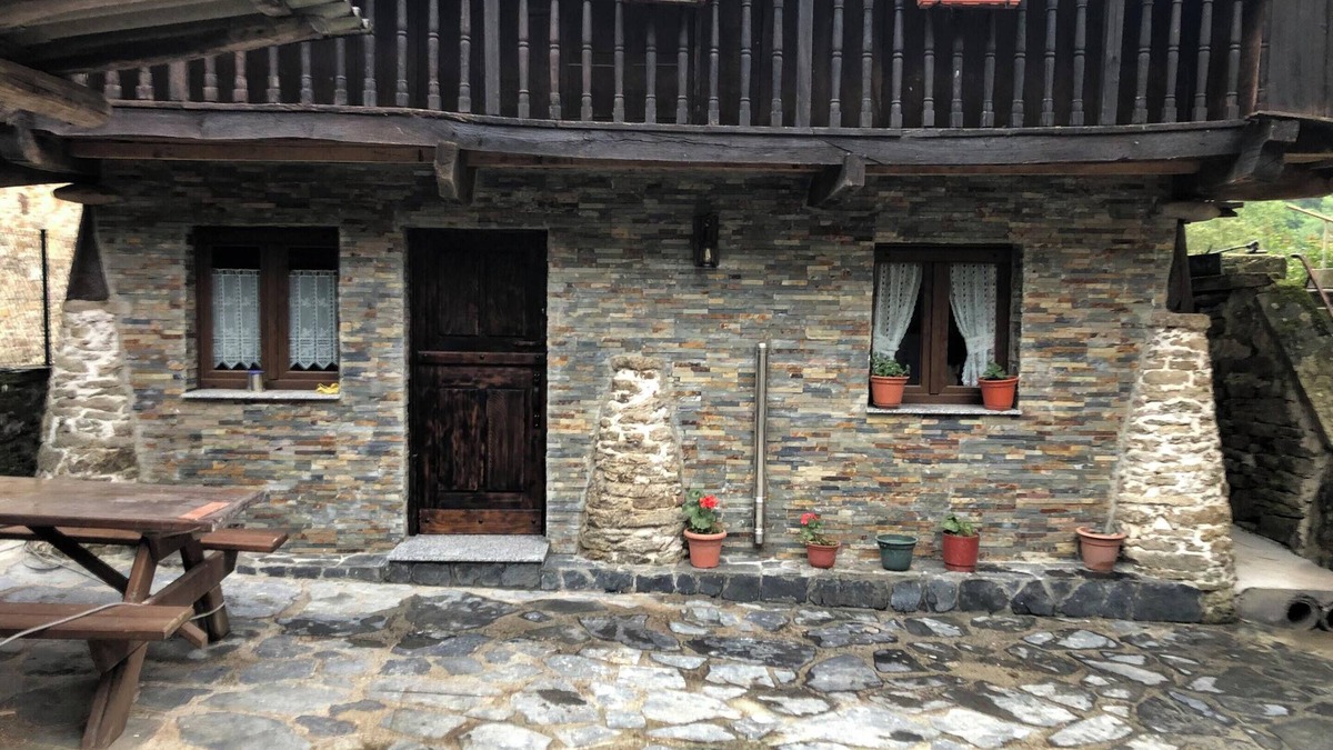 Yerbo House | Homerez - Countryside House with Garden
