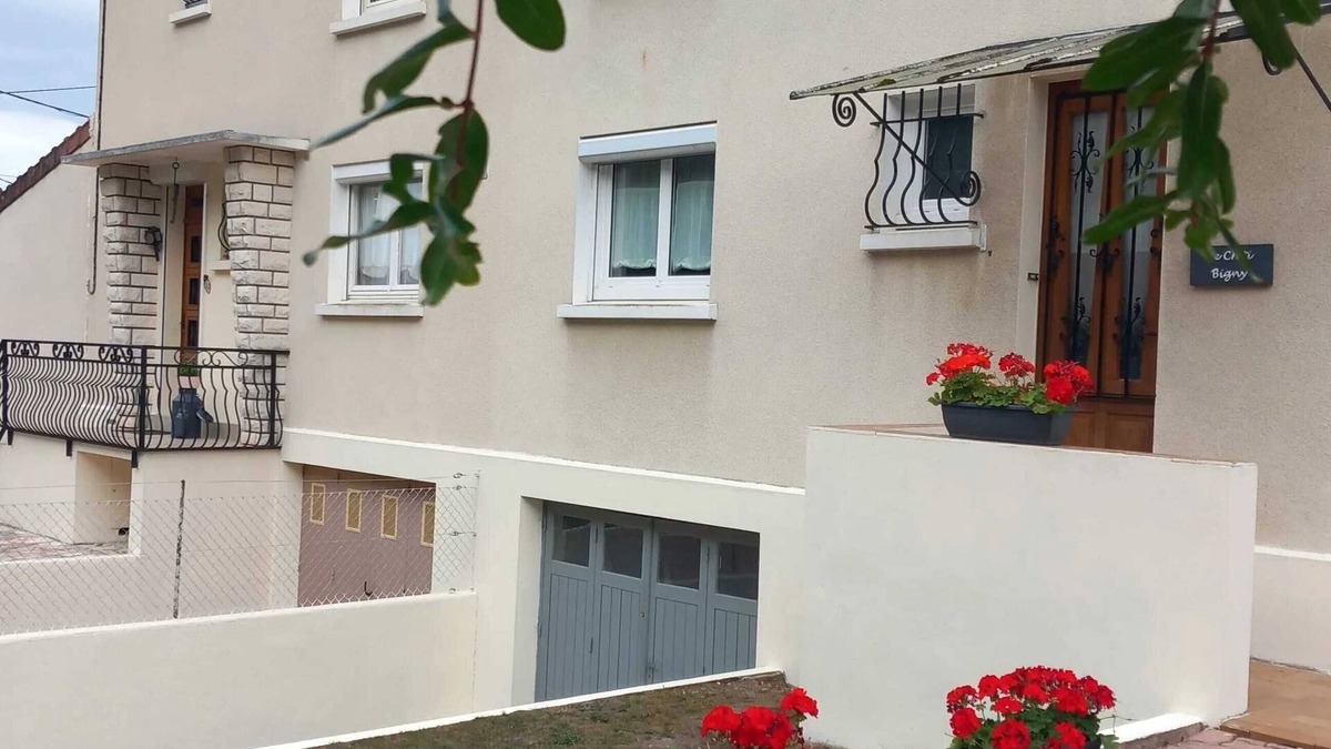 Bigny House | Homerez - Cozy House with Terrace in Vallenay
