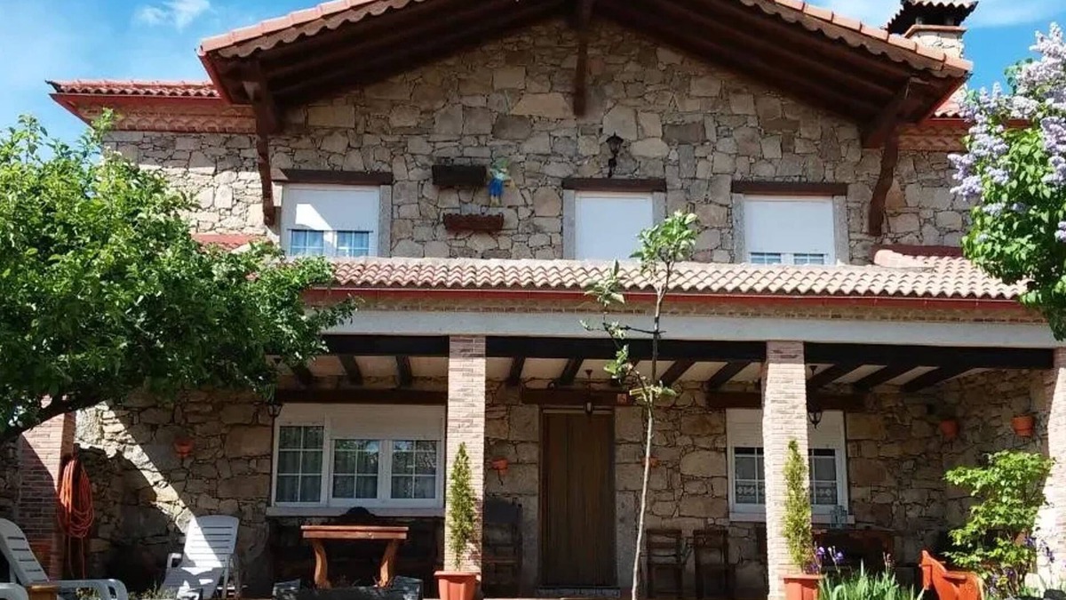 Navarredonda de Gredos House | Homerez - Spacious house in Navarredonda, mountain view