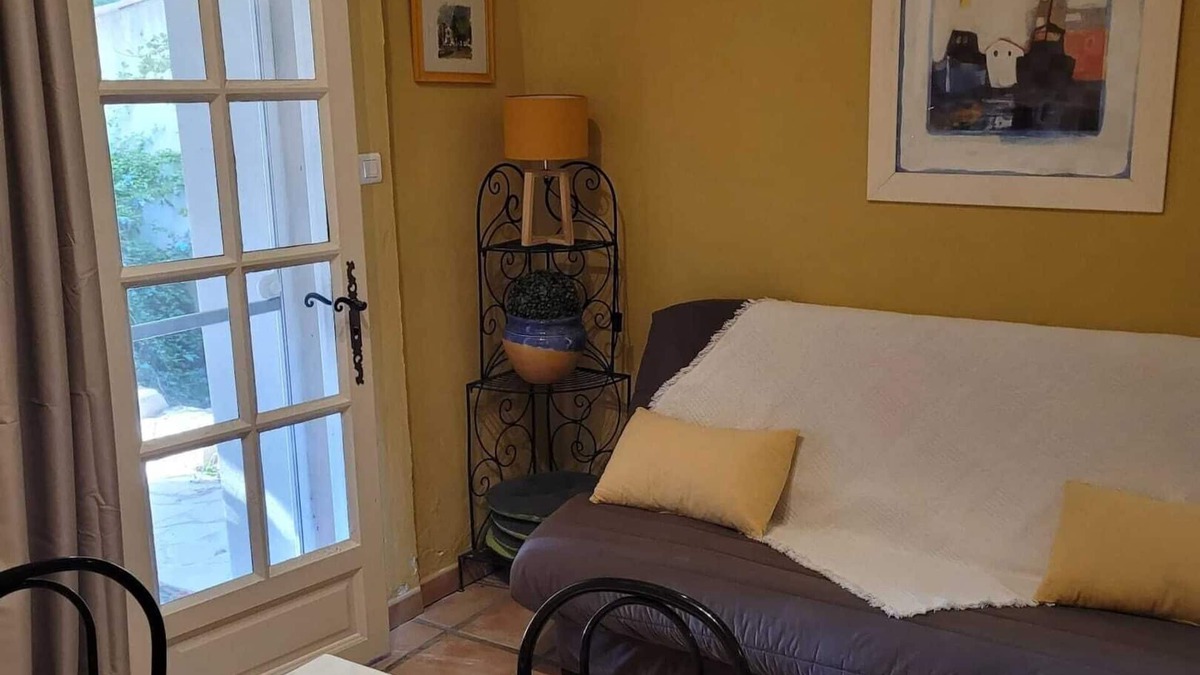 Albaron Apartment | Homerez - Family Apartment in Arles with Garden and Pool