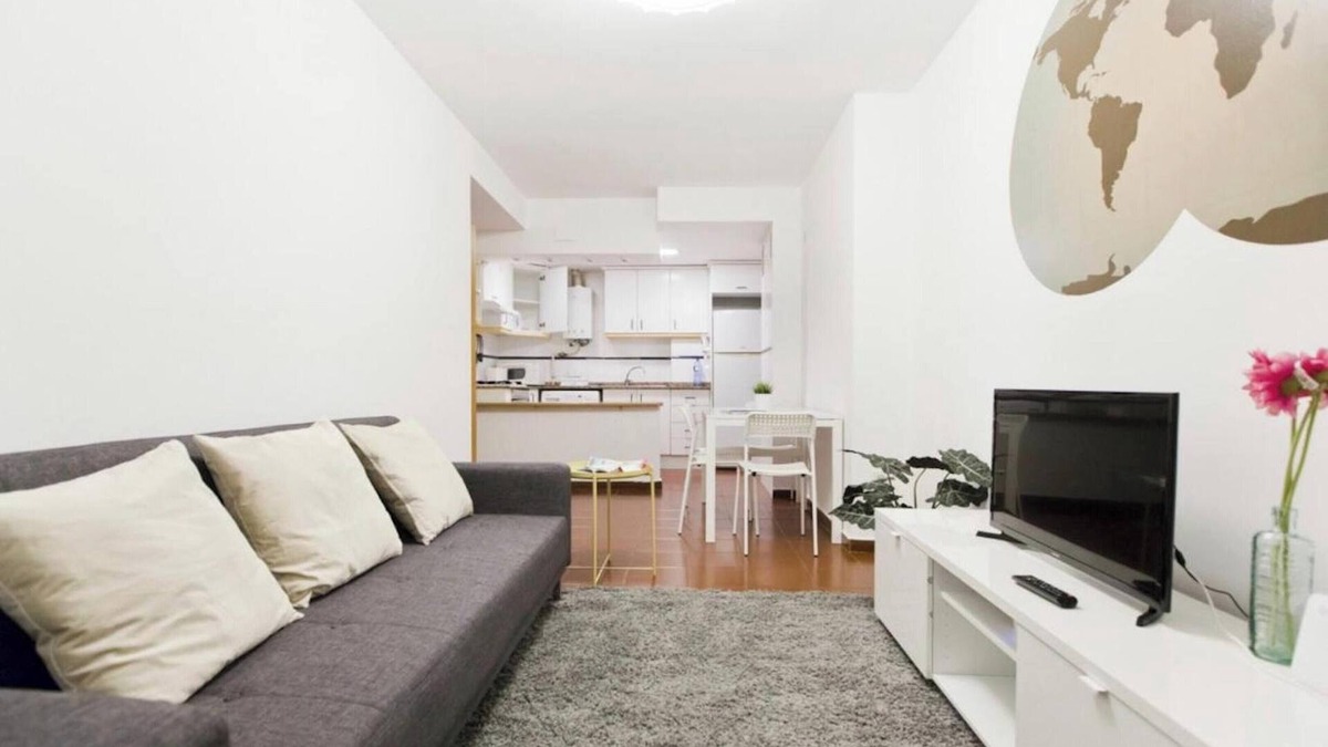Valencia City Centre Apartment | Homerez - Flat in Valencia - parking