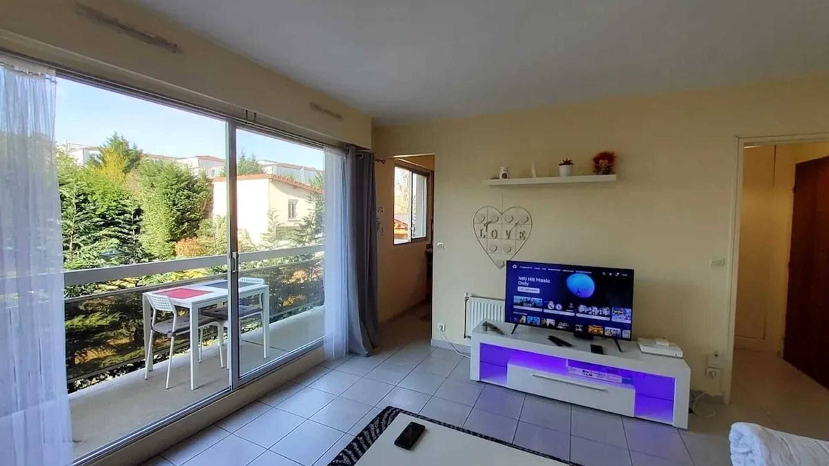 Les Pavillons-sous-Bois Apartment | Homerez - Apt. Pavillons-sous-Bois