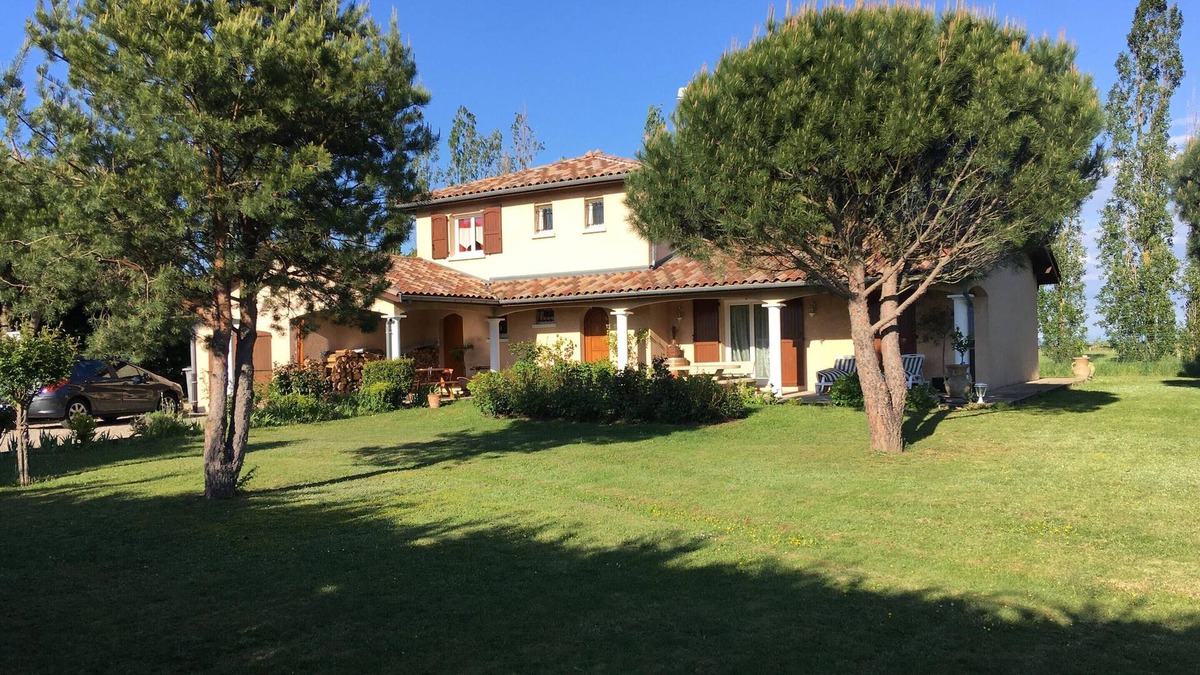 Saint-Cyr-sur-le-Rhone House | Homerez - House for 8 ppl. with garden and terrace at Saint-Cyr-sur-le-Rhône