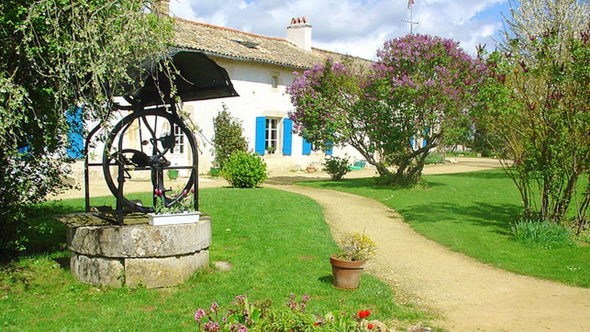 Saint-Vincent-la-Chatre House | Homerez - Big house for 9 ppl. with shared pool at Saint-Vincent-la-Châtre