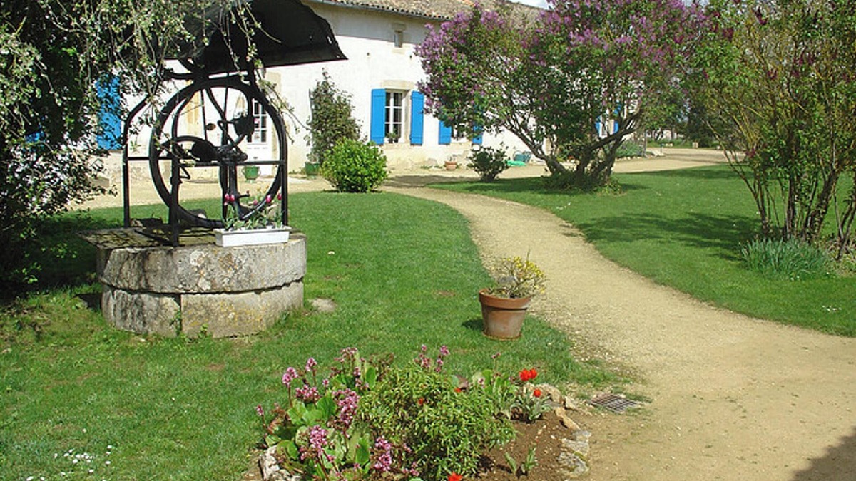 Saint-Vincent-la-Chatre House | Homerez - Charming House in Saint-Vincent